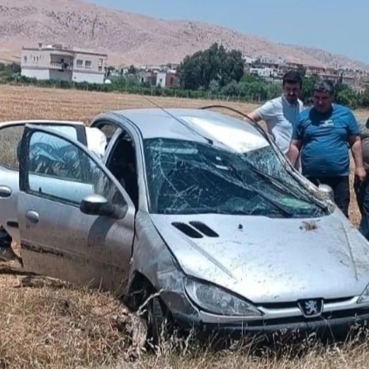 Mardin’de sürücüsünün kontrolünden çıkan otomobil takla attı: 2 yaralı
