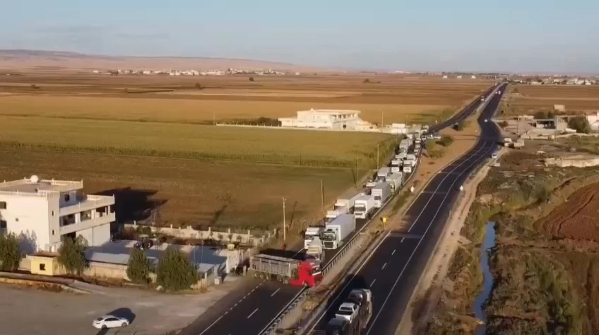 Mardin’de sürücüsünün kontrolünden çıkan tır bariyerlere çarptı
