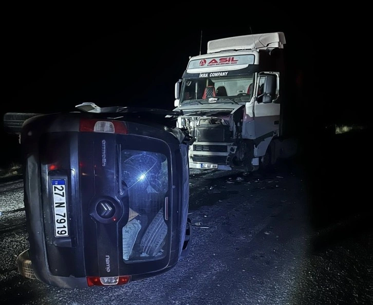 Mardin’de tır ile hafif ticari araç çarpıştı: 2 yaralı