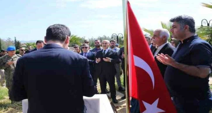 Mardin Valisi Demirtaş görevi başındaki personel ve afetzedelerle bayramlaştı