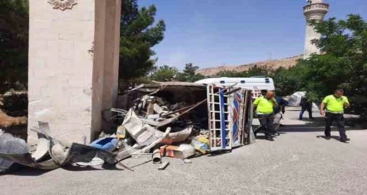 Mardin’de hurda yüklü araç devrildi: 1’i ağır 2 yaralı