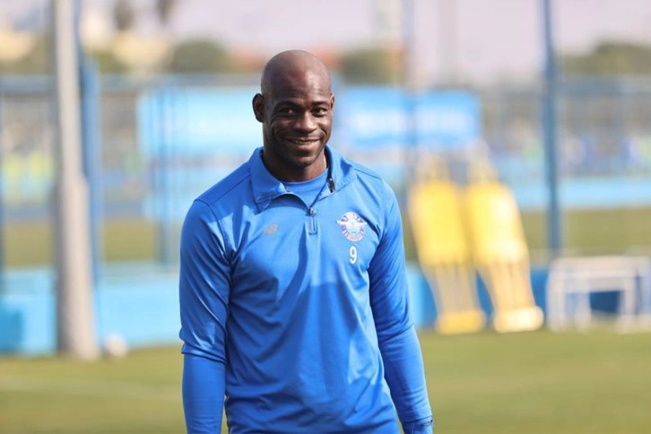 Mario Balotelli saçlarını kazıttı