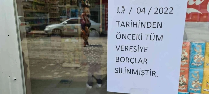 Market market dolaşan gizemli hayırseverler veresiye borçlarını ödedi
