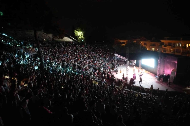 Marmaris’te binlerce çocuk hep birlikte şarkılar söyleyip doyasıya eğlendi
