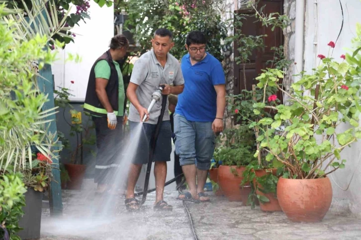 Marmaris’te kale sokaklarında yaz temizliği yapıldı
