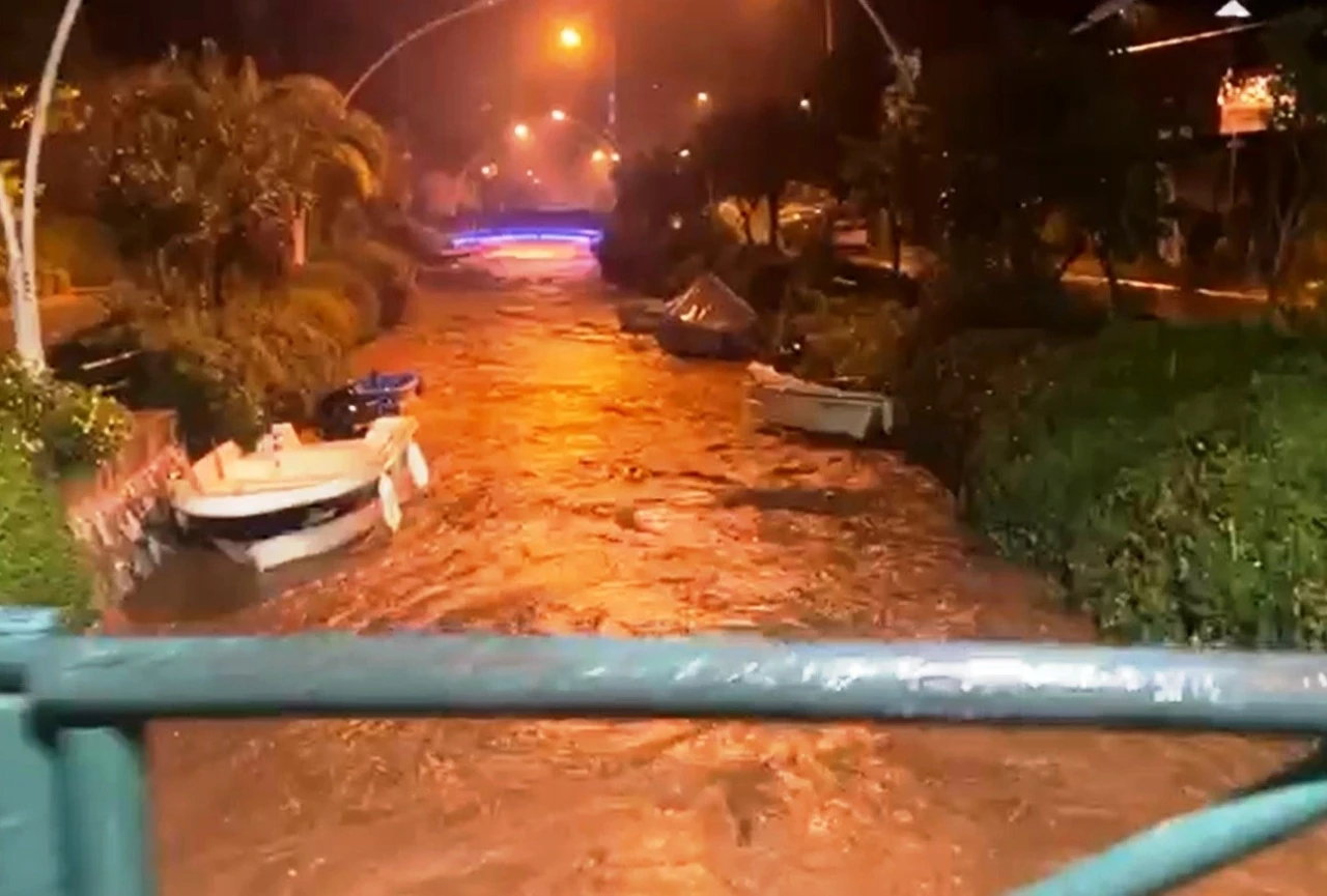 Marmaris’te sağanak yağış etkili oldu, yollar göle döndü
