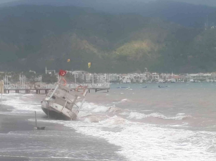 Marmaris’te şiddetli fırtına tekneleri karaya attı
