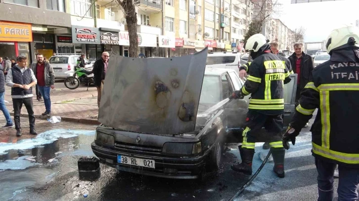 Marşa bastı, araba yandı
