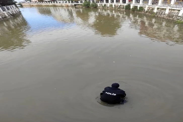 Martıları beslerken dereye düşürülen cüzdanı dalgıç polis çıkardı
