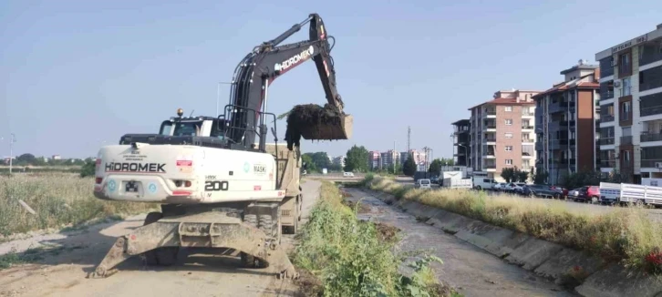 MASKİ, Salihli’deki Çakallar Deresi’ni temizledi
