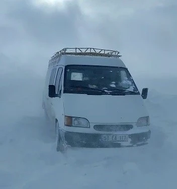 Mayıs ayında yağan kar ve tipi mahsur bıraktı
