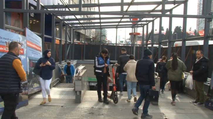 Mecidiyeköy metroda bir kişi raylara atlayarak intihar etti
