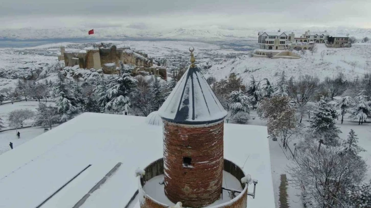 Medeniyetlerin beşiği Harput beyaza büründü, kartpostallık görüntüler oluştu
