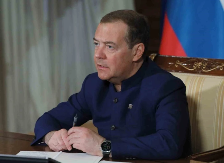 Medvedev: "Ülkemize yönelik tehditleri, Polonya sınırına kadar olsa bile mümkün olduğunca geri itmeliyiz"
