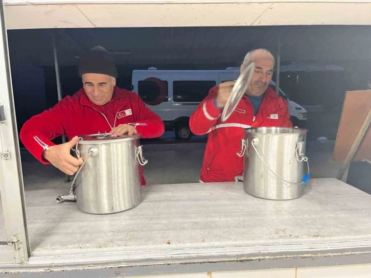 Mehmetçiğin pişirdiği ekmek ve çorbaları 39’uncu Mekanize Piyade Tugay Komutanlığı dağıttı
