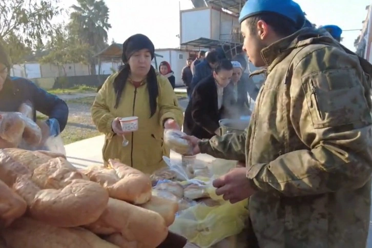 Mehmetçik, deprem bölgesinde 40 bin kişilik sıcak yemek ve 557 bin 600 kumanya dağıttı