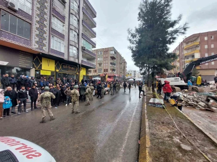 Mehmetçik deprem bölgesinde asayişi sağlama görevi de gerçekleştiriyor
