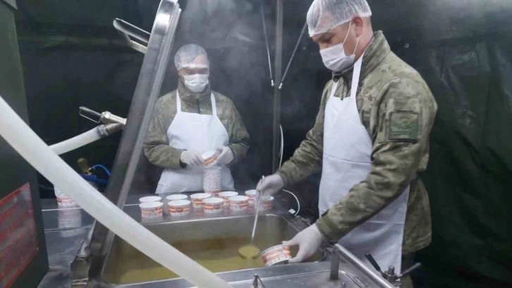 Mehmetçik, Malatya’da sıcak yemek dağıtımına devam ediyor
