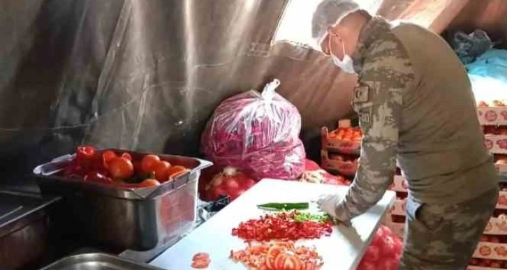 Mehmetçik Şanlıurfa’da depremzedelere sıcak yemek dağıtıyor