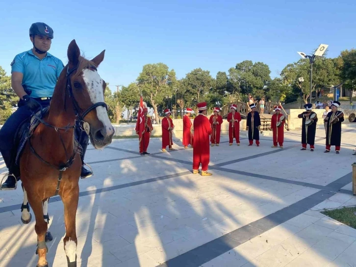 Mehteran takımı ve Atlı Jandarma Timi vatandaşlara  Osmanlı dönemini yaşattı
