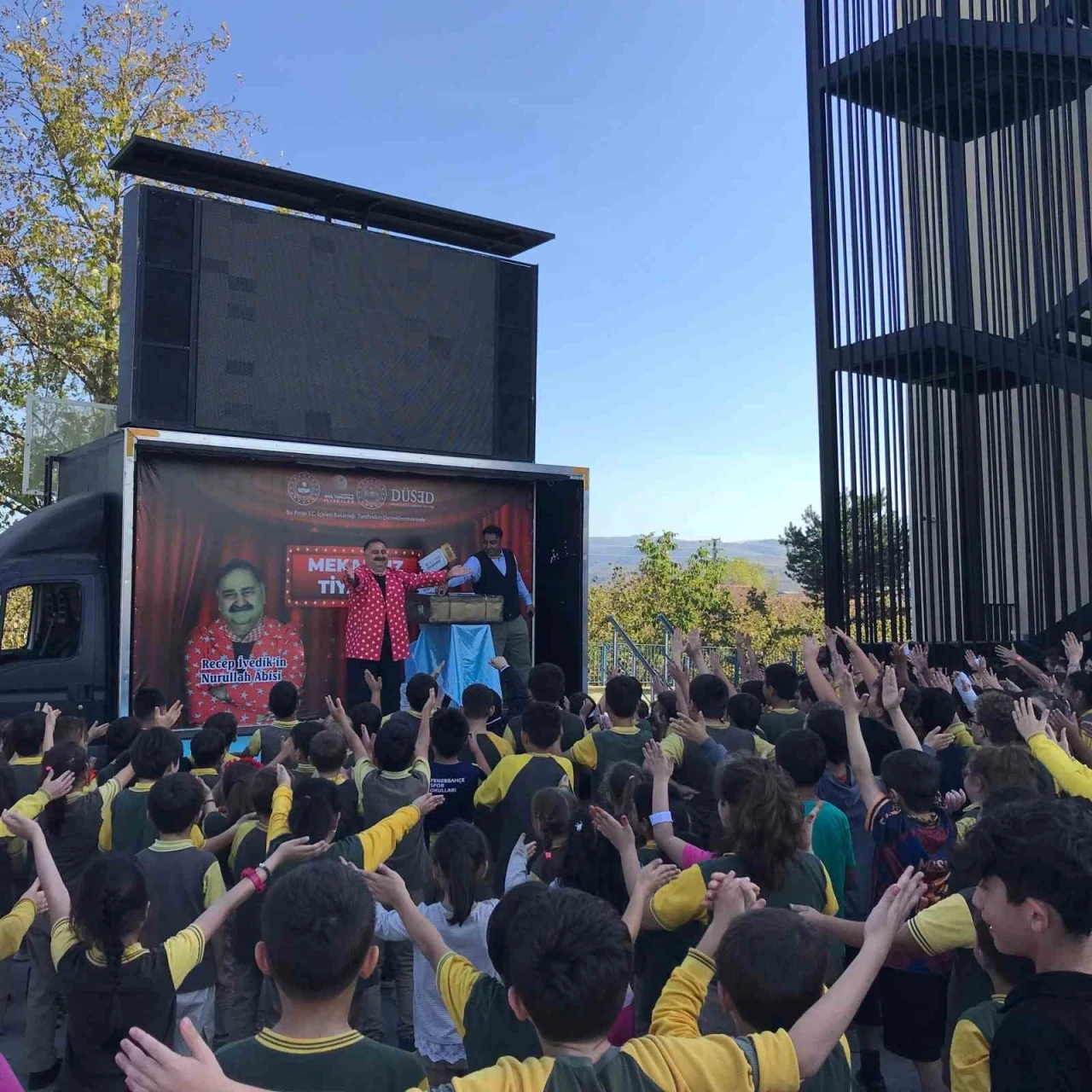 Mekansız tiyatro 10 köyü gezdi
