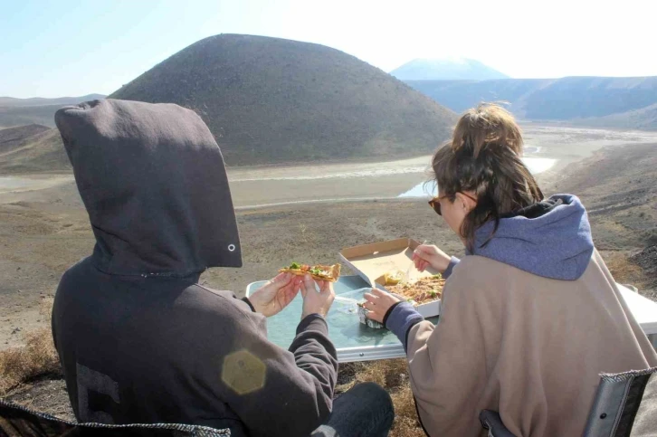 Meke Gölü kış mevsiminde de yabancı turistlerin uğrak yeri oluyor
