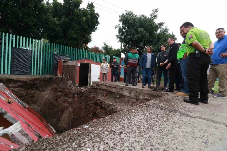 Meksika’da bir bina yolda oluşan dev çukurun içine devrildi
