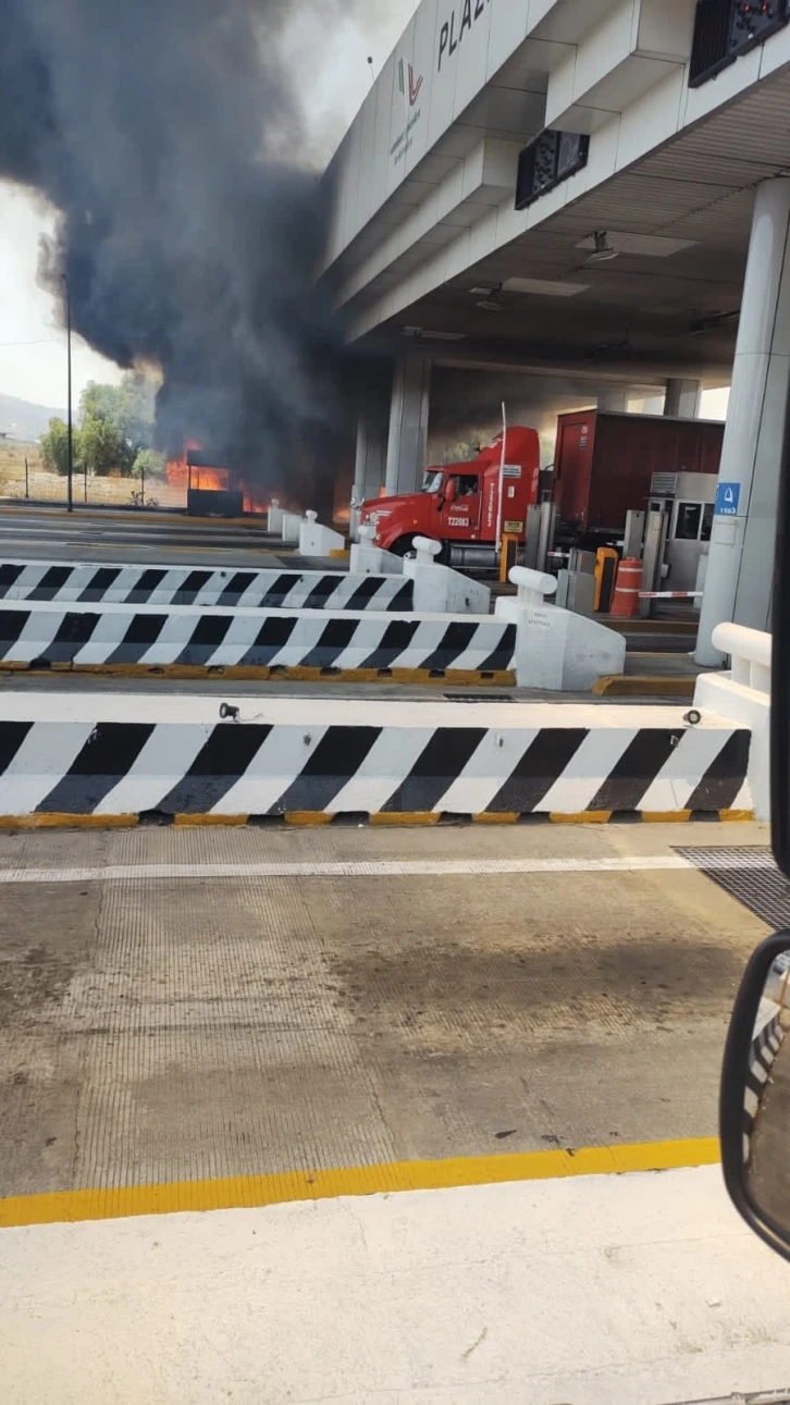 Meksika’da otoyolun kenarında çıkan yangın gişelere sıçradı
