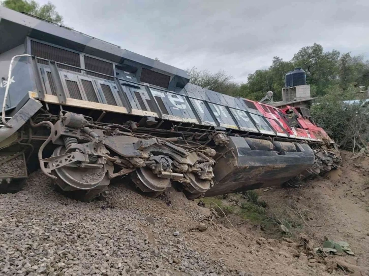 Meksika’da tırla çarpışan tren raydan çıktı: 4 yaralı
