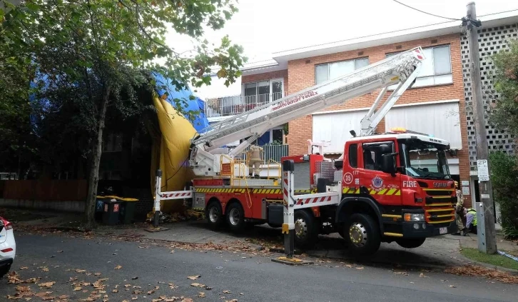 Melbourne’de 12 kişiyi taşıyan sıcak hava balonu caddeye acil iniş yaptı
