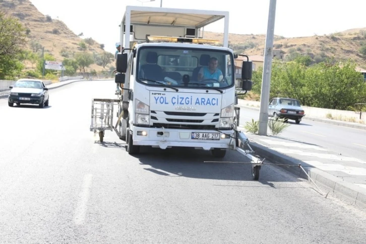 Melikgazi, 150 kilometrelik yolda şerit çizgilerini yeniledi
