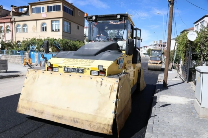 Melikgazi’de asfalt çalışmalarına son sürat devam
