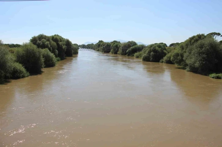 Menderes Nehri’ndeki su seviyesi üreticileri memnun ediyor
