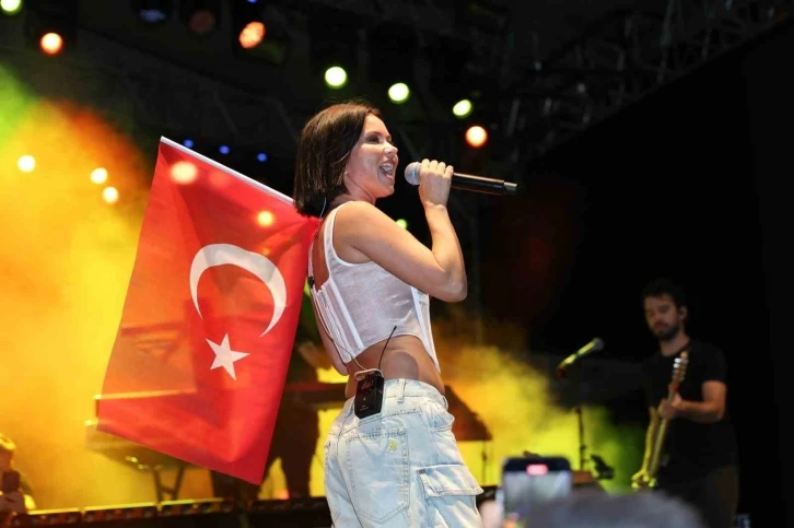 Menemen’deki Çömlek Festivali’nde Inna rüzgarı
