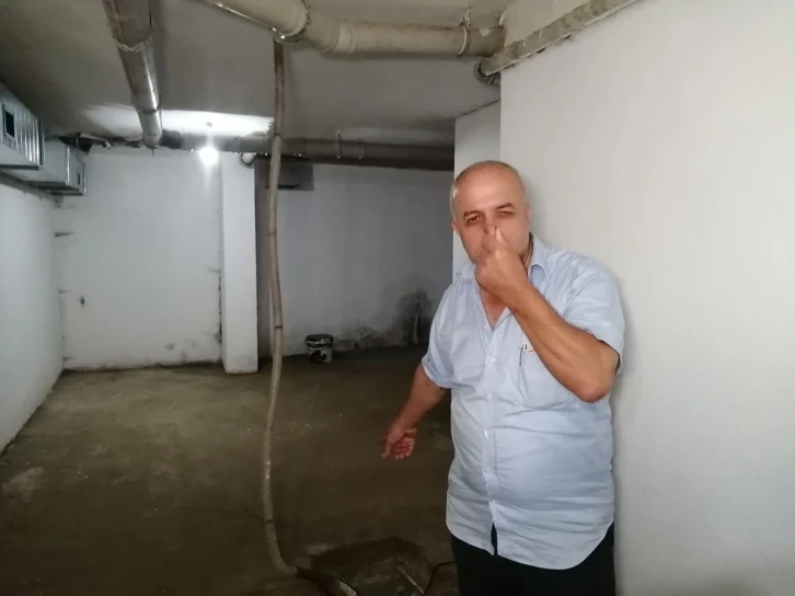 Menfez tıkanınca sığınağa dolan lağım suyu apartman sakinlerinin kabusu oldu
