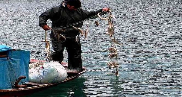 Menzelet Barajı balıkçıların ekmek teknesi