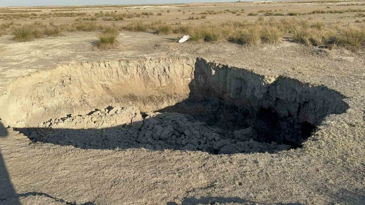 Merada oluşan 4 metre genişliğindeki obruk bölge sakinlerini endişelendirdi
