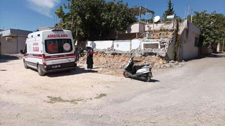 Merdivenlerden halı silkerken yuvarlanan kadın yaralandı
