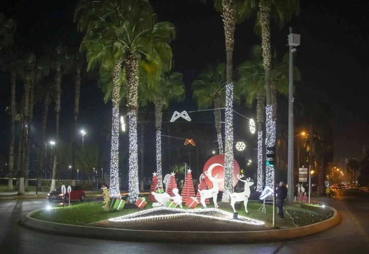 Mersin caddeleri ve sokakları yılbaşı için süslendi
