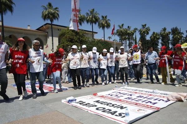 Mersin'de 1 Mayıs kutlamasında 'döviz' gerginliği
