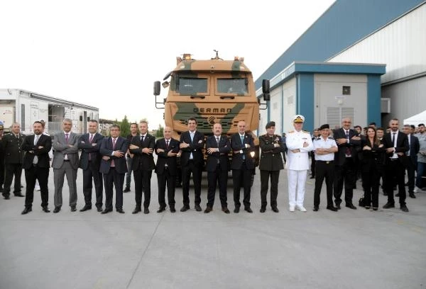 Mersin'de 13 adet 8x8 konteyner taşıyıcı 'Derman' teslimatı