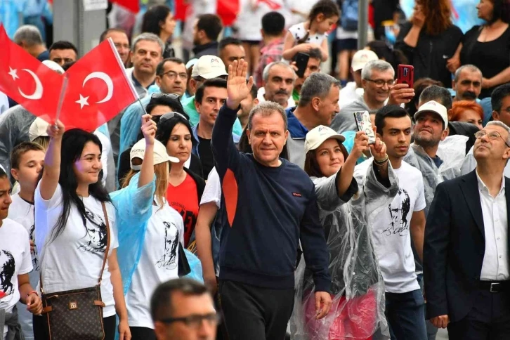 Mersin’de 19 Mayıs coşkusu Büyükşehir Belediyesinin Gençlik Kortejiyle başladı
