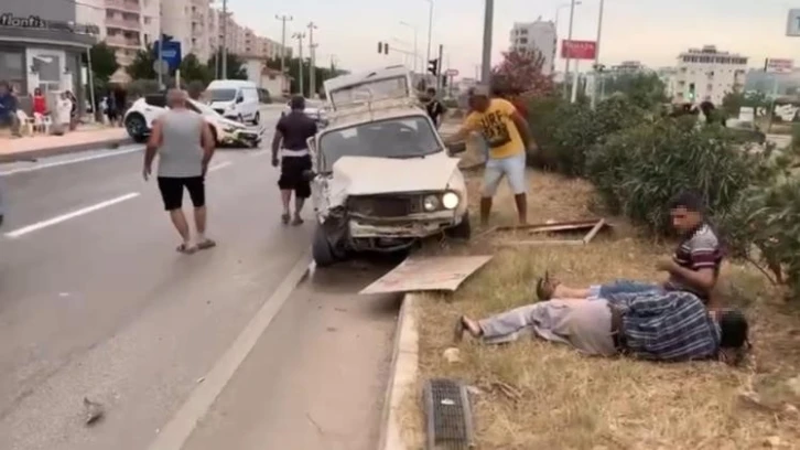 Mersin’de 3 kişinin yaralandığı trafik kazası kamerada
