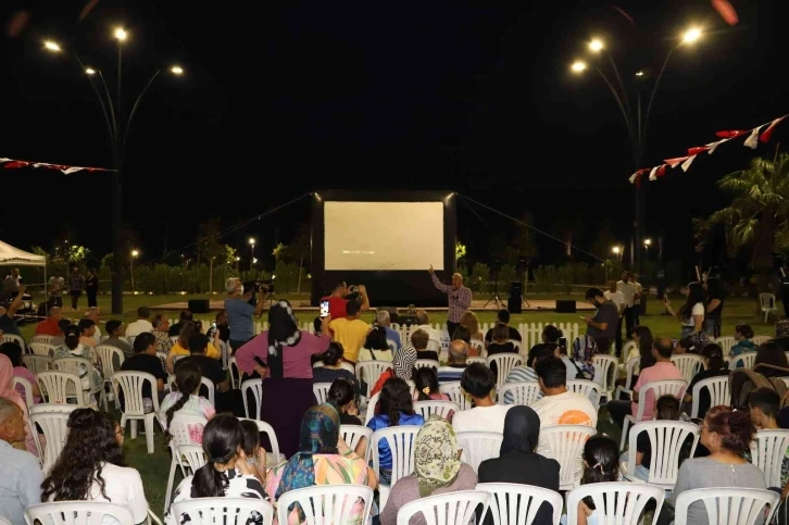 Mersin’de binlerce kişi açık havada ’Bergen’ filmini izledi
