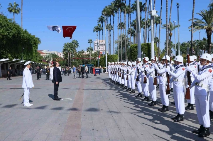 Mersin’de Cumhuriyet Bayramı kutlamaları çelenk sunumuyla başladı
