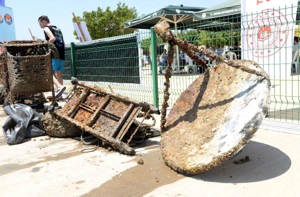 Mersin'de denizden market arabası ve çanak anten çıktı