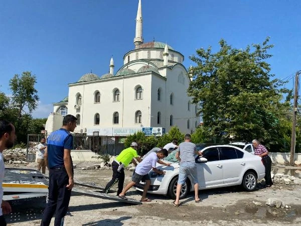 Mersin'de fırtınada cami minaresi 3 otomobilin üzerine düştü; 1 yaralı