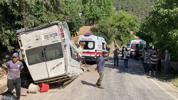 Mersin’de işçi servisi kaza yaptı: 17 yaralı
