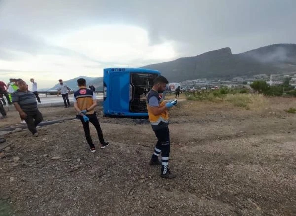 Mersin'de işçileri taşıyan servis midibüsü devrildi: 8 yaralı