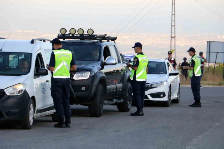 Mersin’de jandarma ekiplerinden dron destekli yol uygulaması yapıldı
